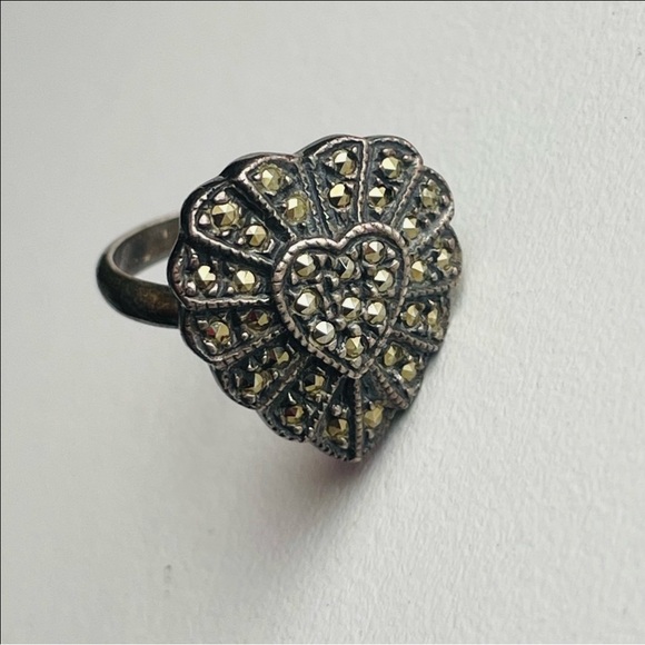 Vintage Sterling Silver marcasite Heart Ring - Picture 3 of 10